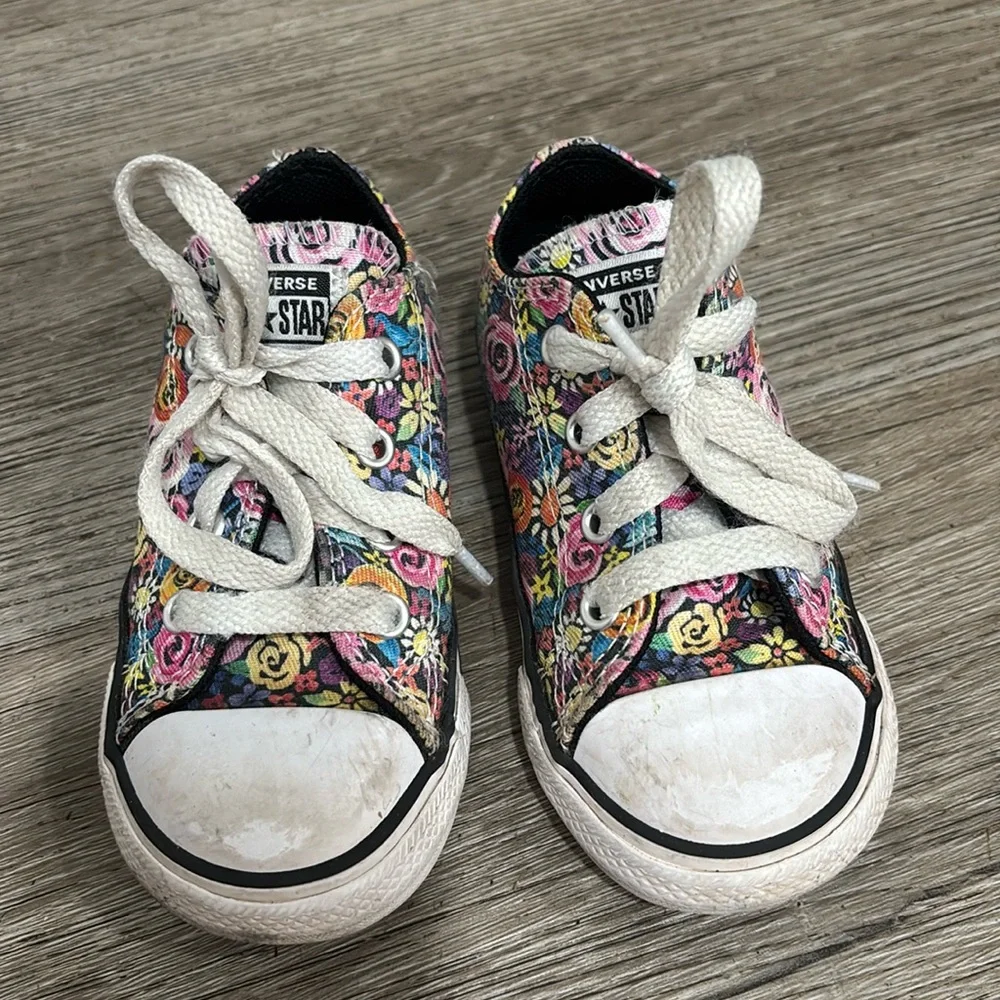 Toddler girl converse sneakers. Size 7